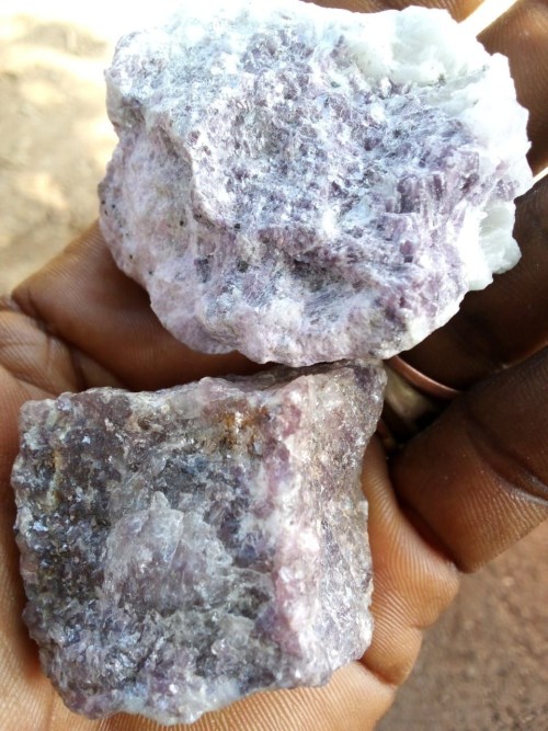 Lithium Ore Concentrate Lithium Raw Gemstone Mineral Specimen OEM Offered